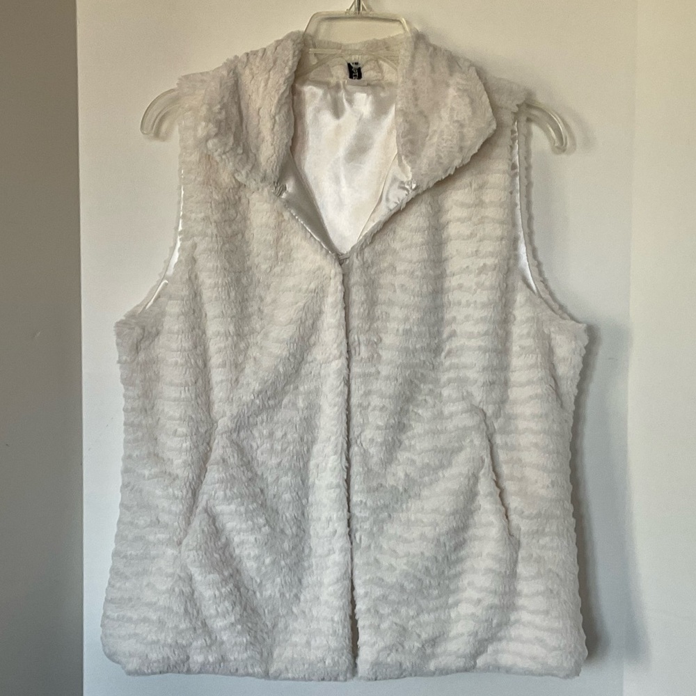 Apt 9. Women’s Cream Faux Fur Vest with Collar Size Medium